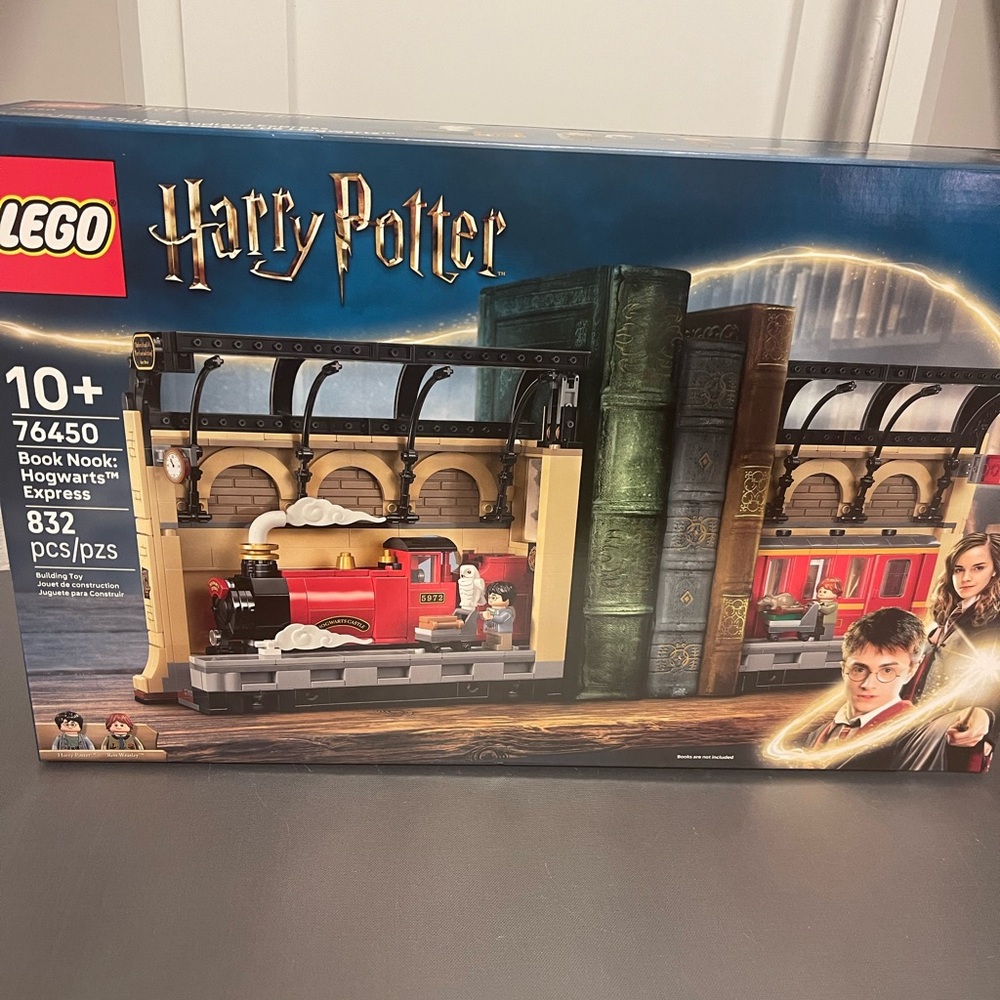 LEGO Harry Potter Red Hogwarts Express Book Nook Set 76450 832 Pcs10+ NIB Sealed